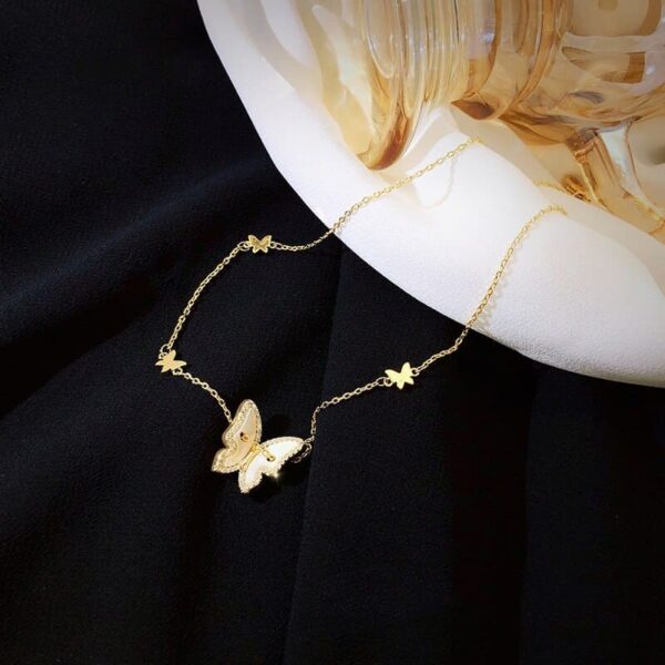 Collier papillon de nacre